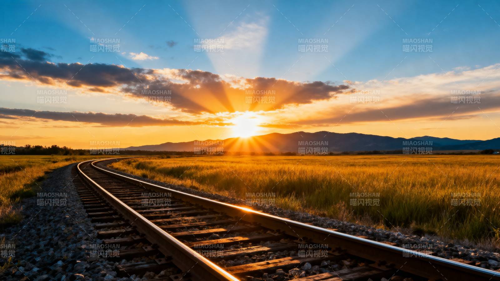 铁轨向日落延伸图片