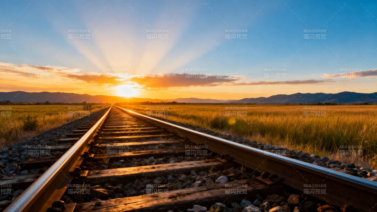 铁轨延伸向日落图片