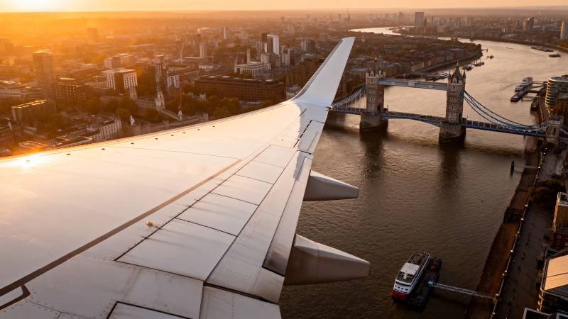伦敦塔桥上空飞行图片