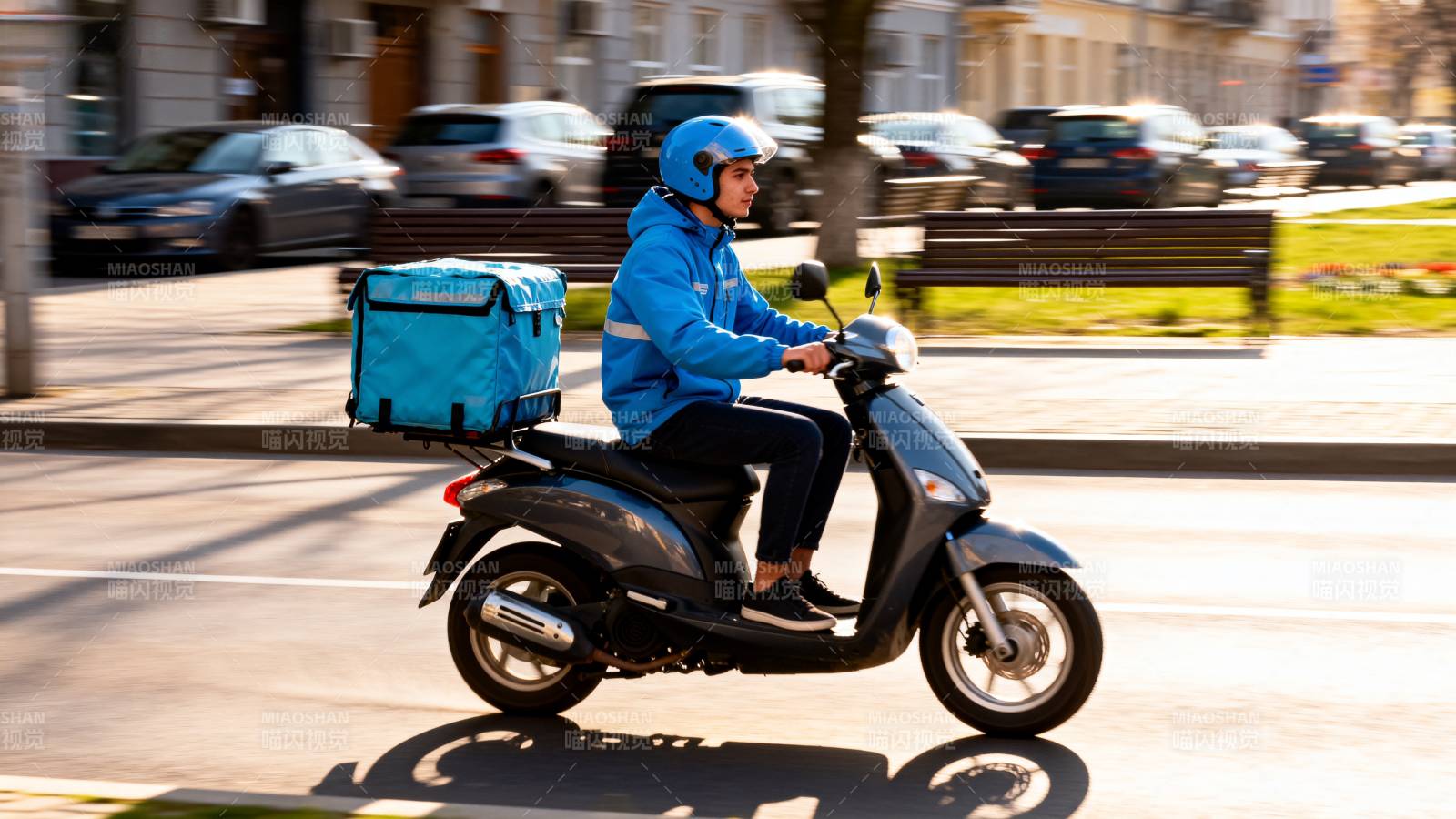 外卖骑手街头疾驰图片