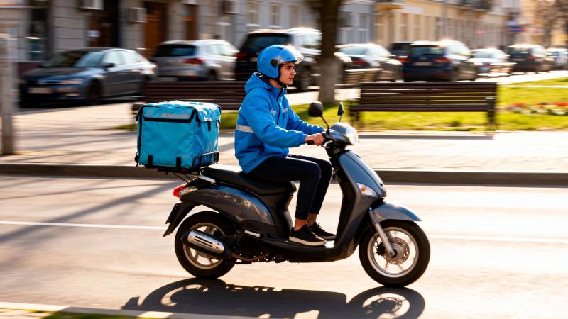 外卖骑手街头疾驰图片