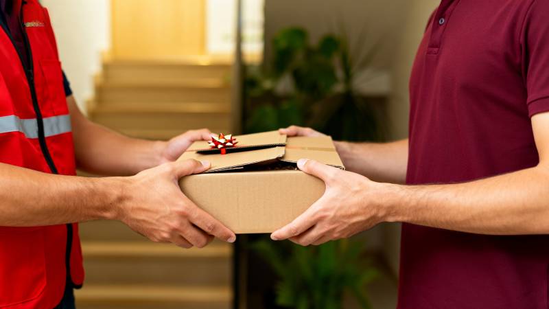 快递员递送包裹图片