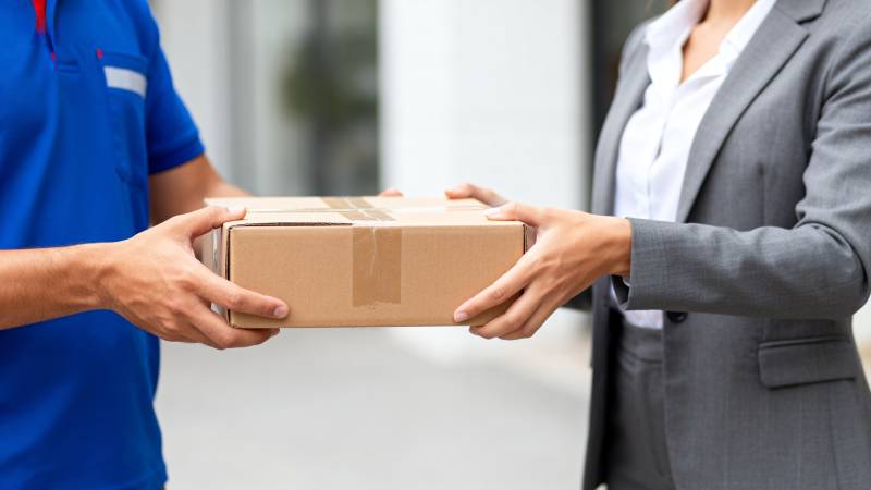 快递员递送包裹图片