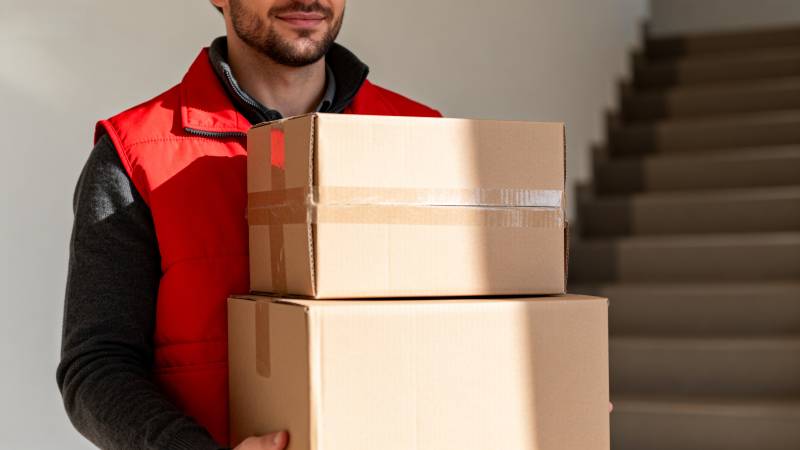 快递员搬运包裹图片