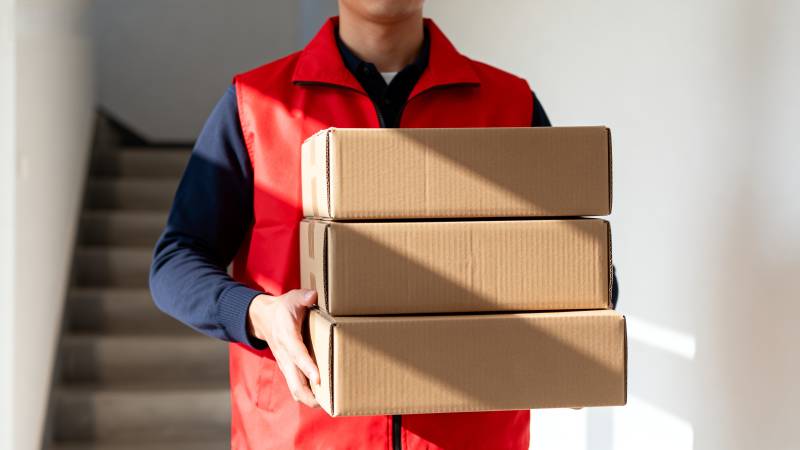 快递员送包裹图片