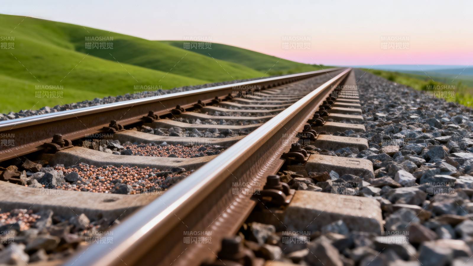 铁轨延伸至远方图片