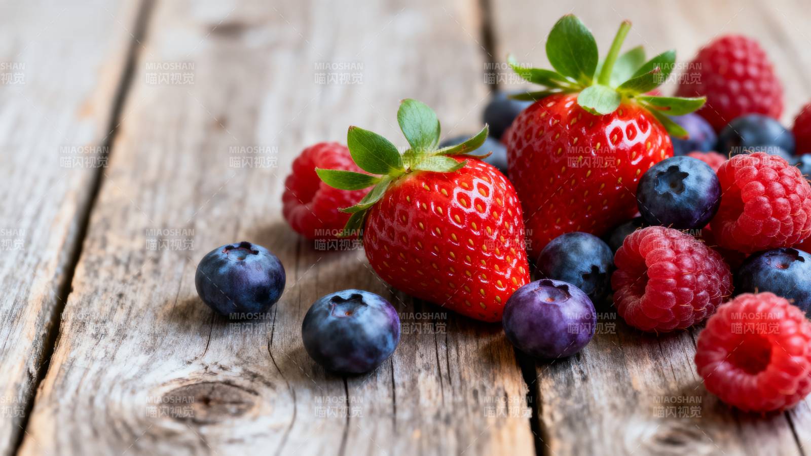新鲜莓果拼盘图片