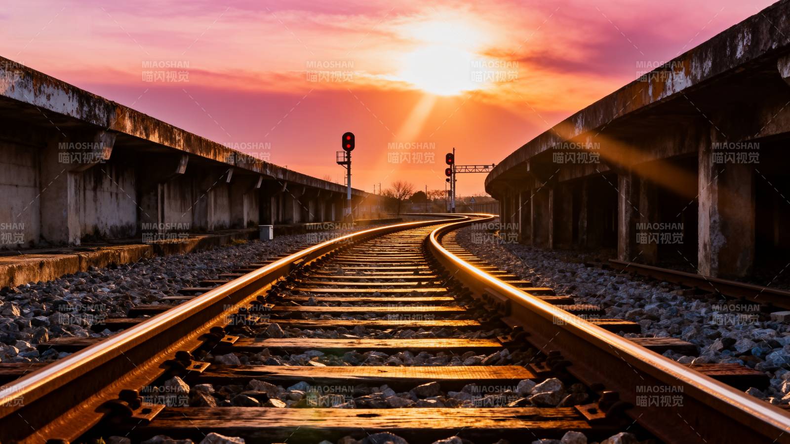 夕阳下的铁轨图片
