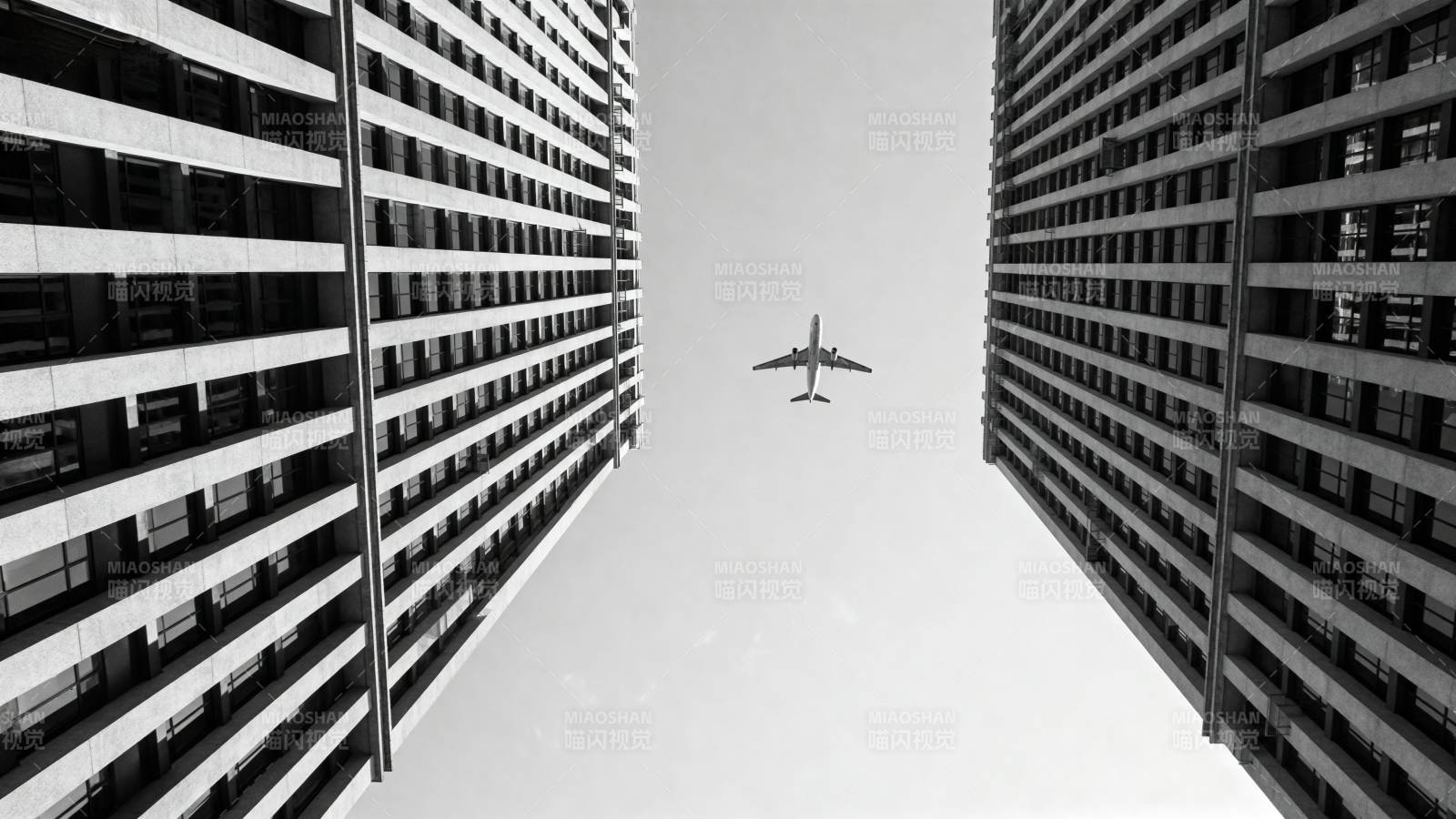 城市夹缝中的飞机图片