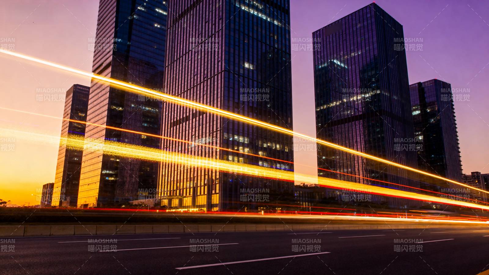 都市夜景车流光轨图片