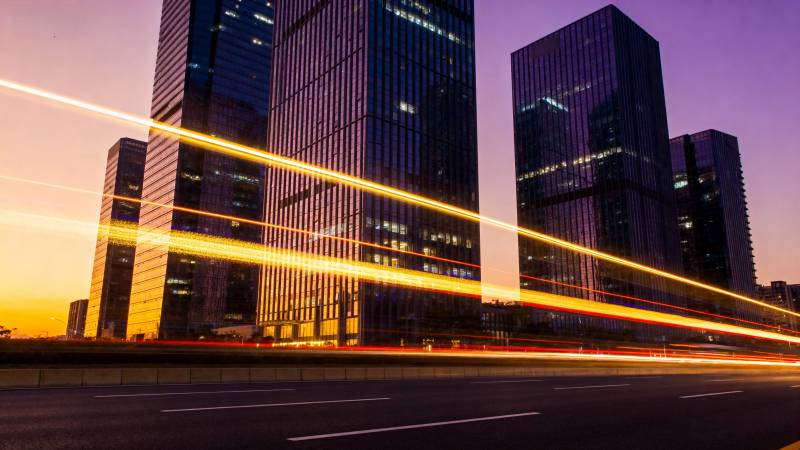 都市夜景车流光轨图片