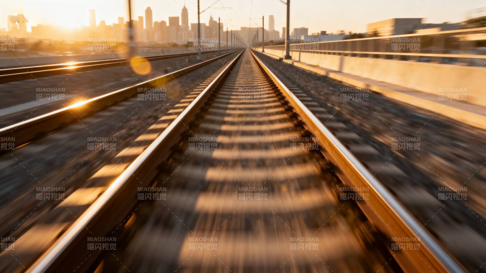 铁轨延伸向城市图片