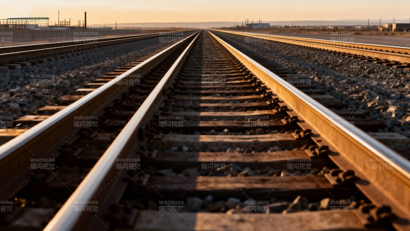 铁轨延伸至远方图片