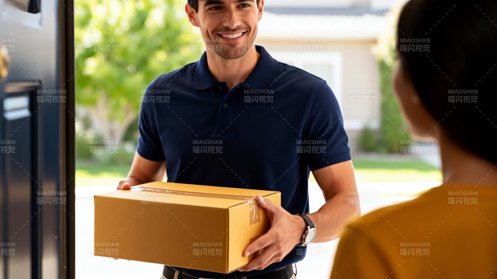 快递员递送包裹图片