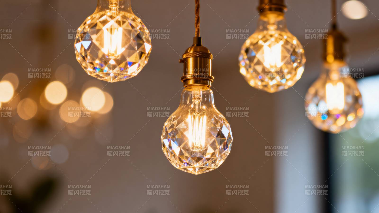 晶莹灯泡悬挂闪烁图片