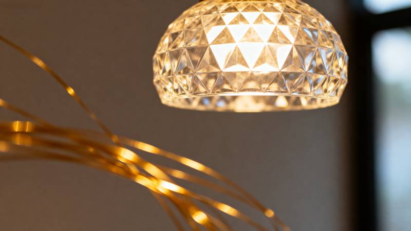 晶莹吊灯 金色线条图片