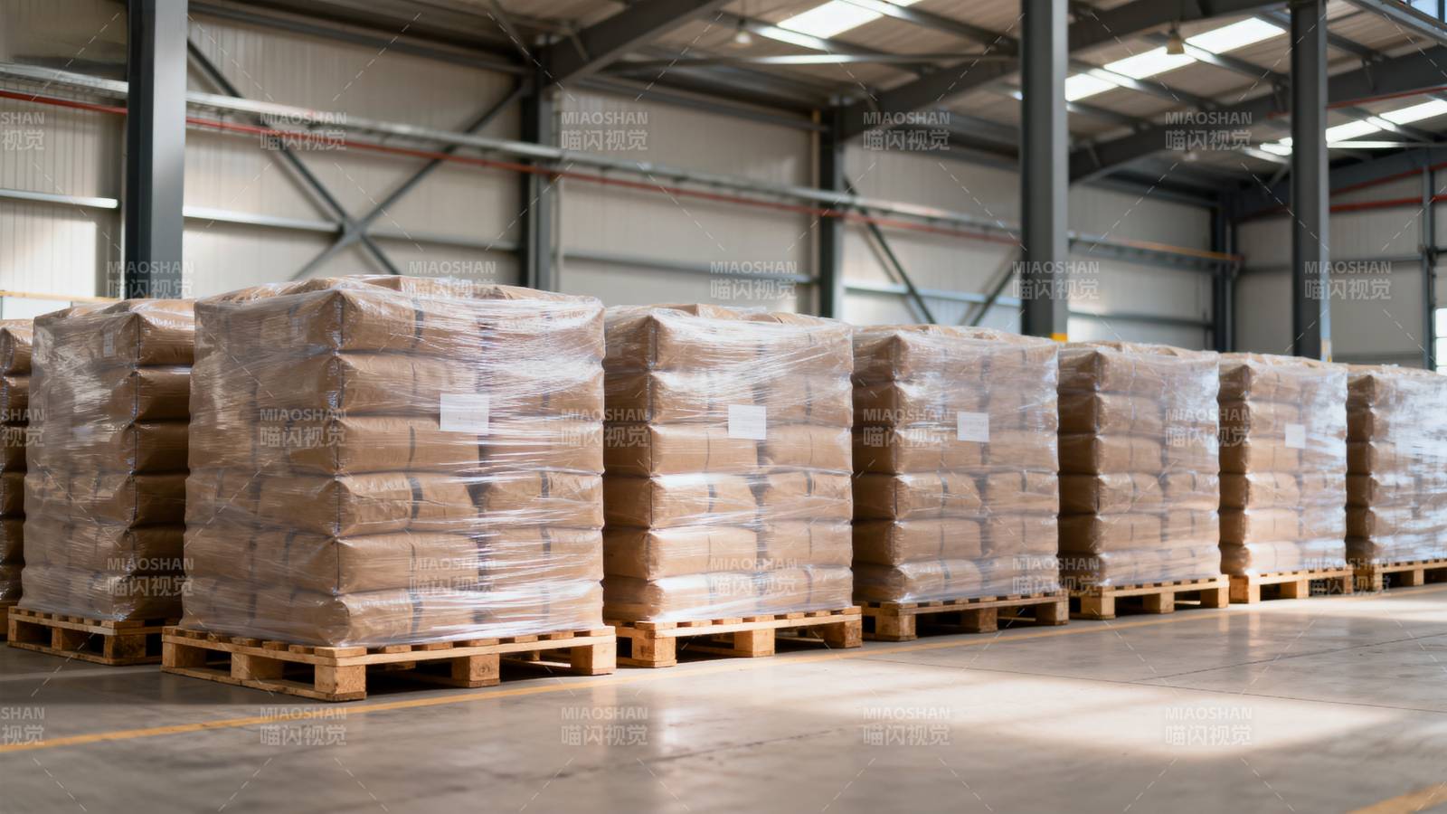 仓库堆叠货物图片