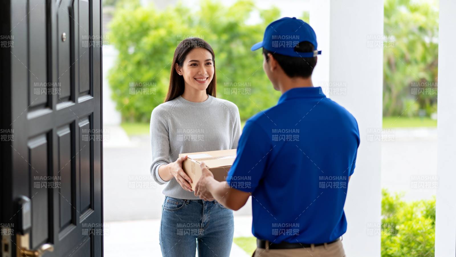 快递员送货上门图片