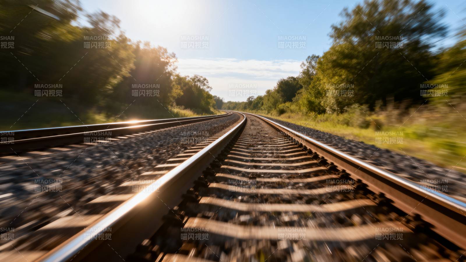 铁轨延伸向远方图片