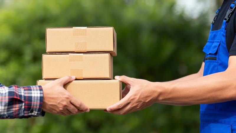 快递交接瞬间图片