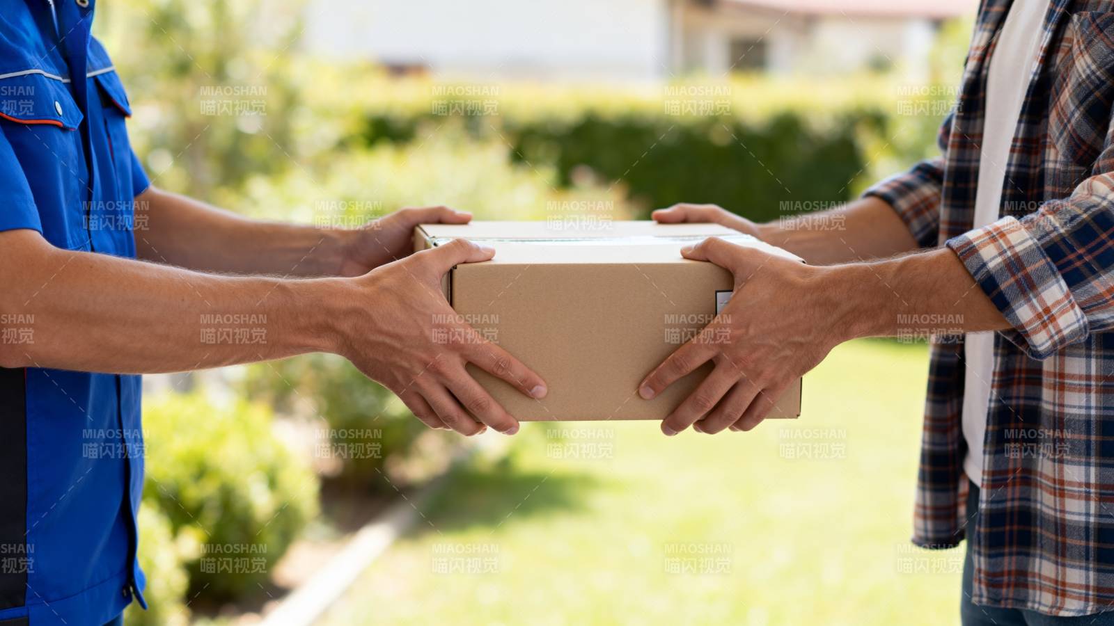 快递员递送包裹图片