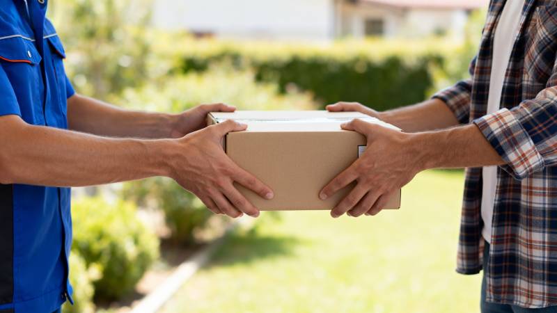 快递员递送包裹图片