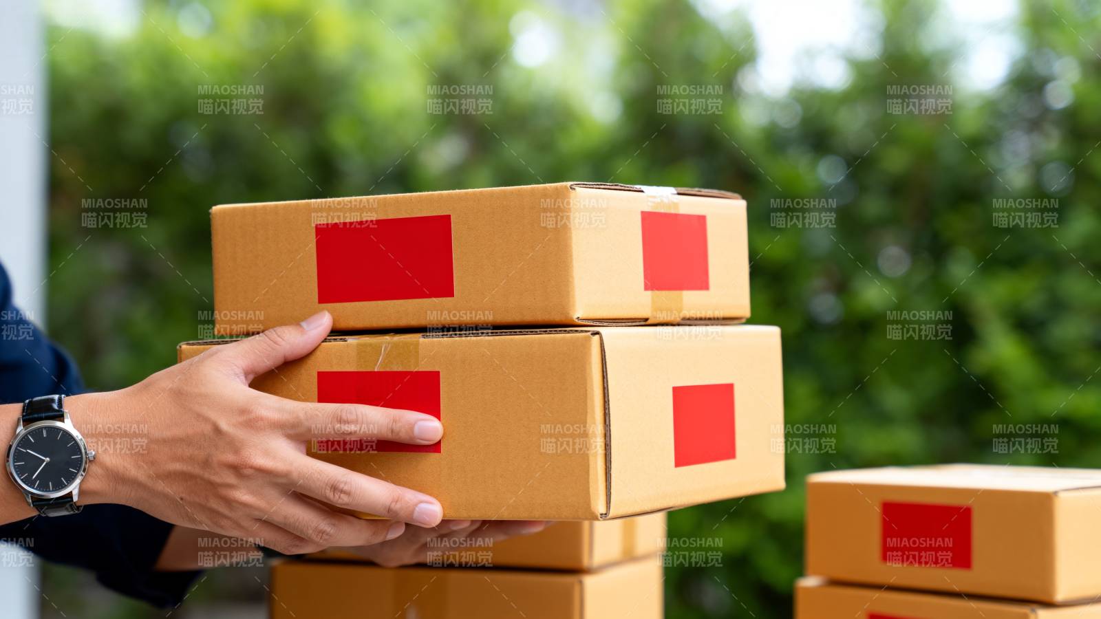 快递包裹堆叠图片