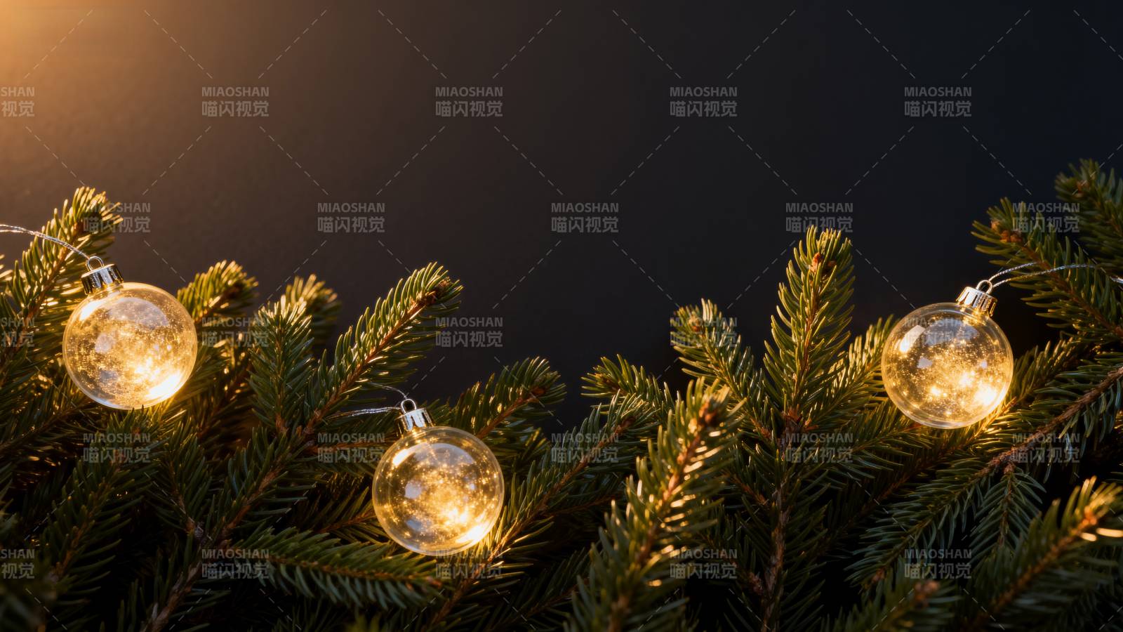 圣诞树上的温暖灯光图片