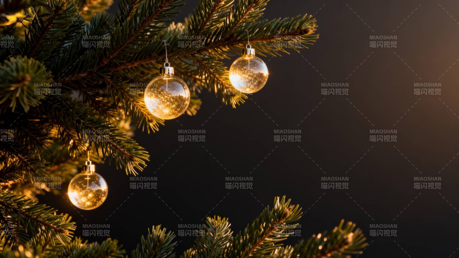圣诞树上的金色装饰球图片