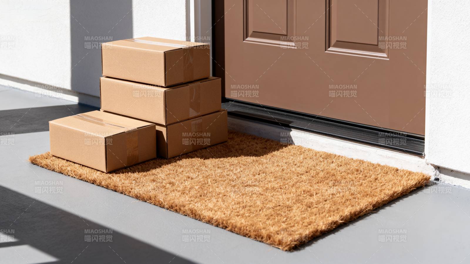 门口包裹静待取件图片