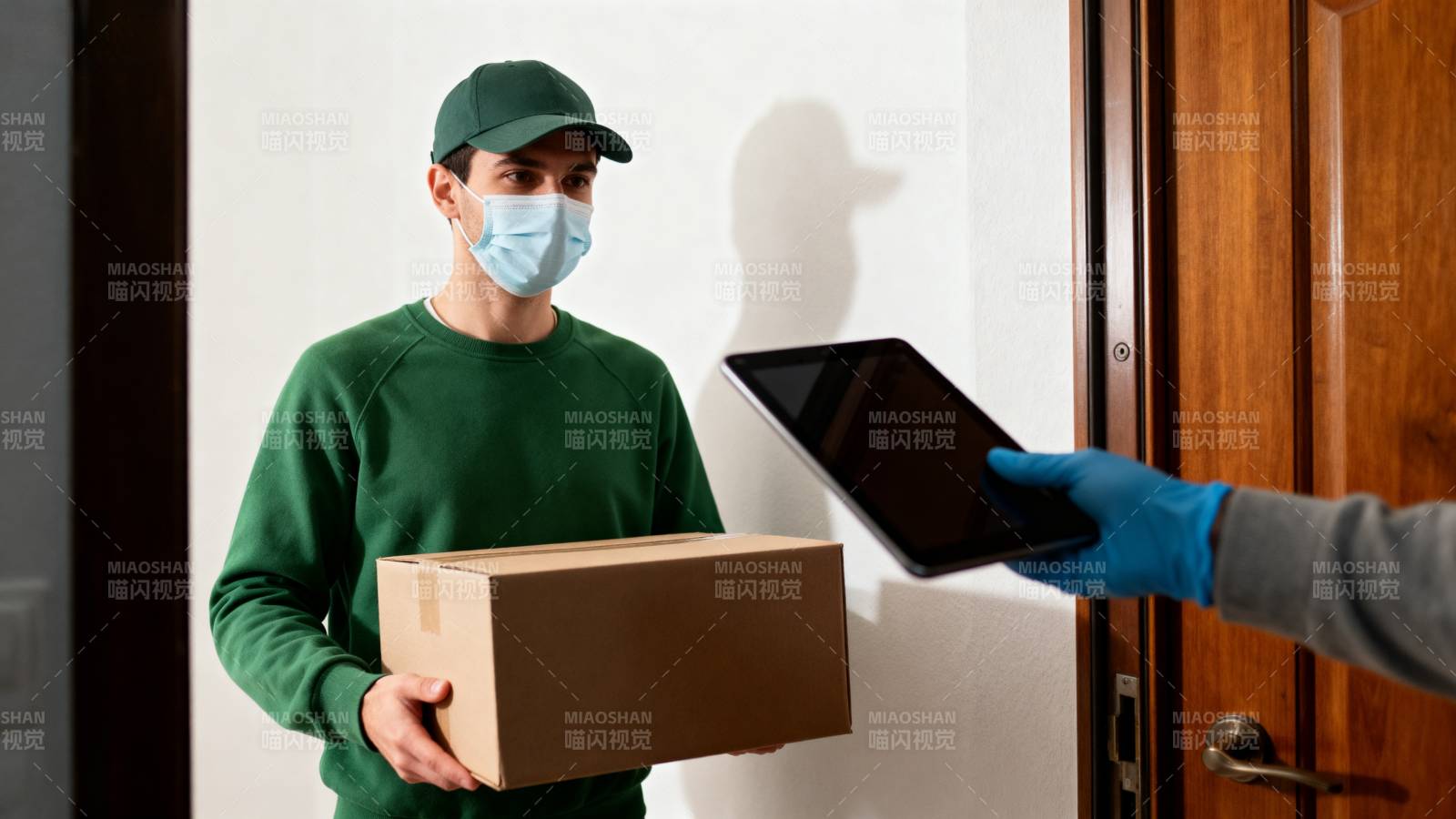 快递员送包裹图片