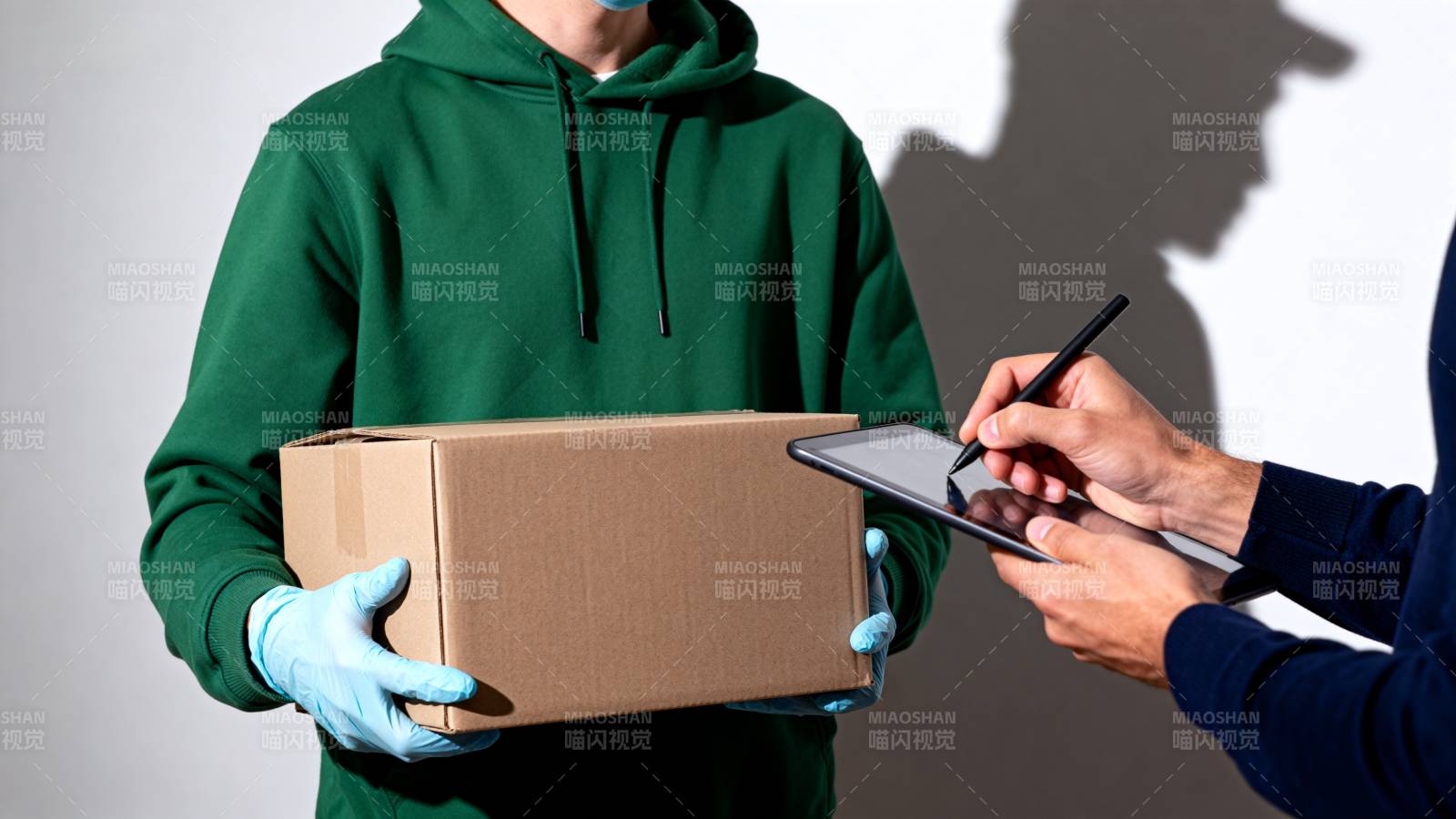 快递员递送包裹图片