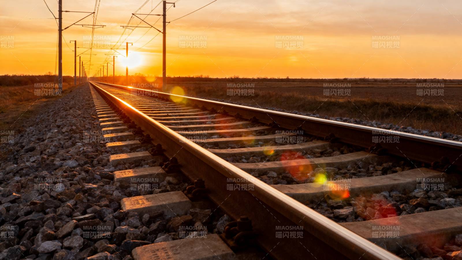 夕阳下的铁轨图片