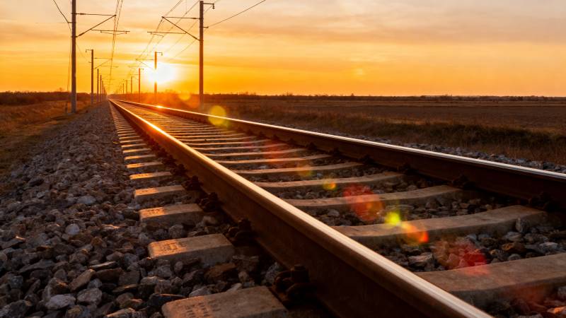 夕阳下的铁轨图片