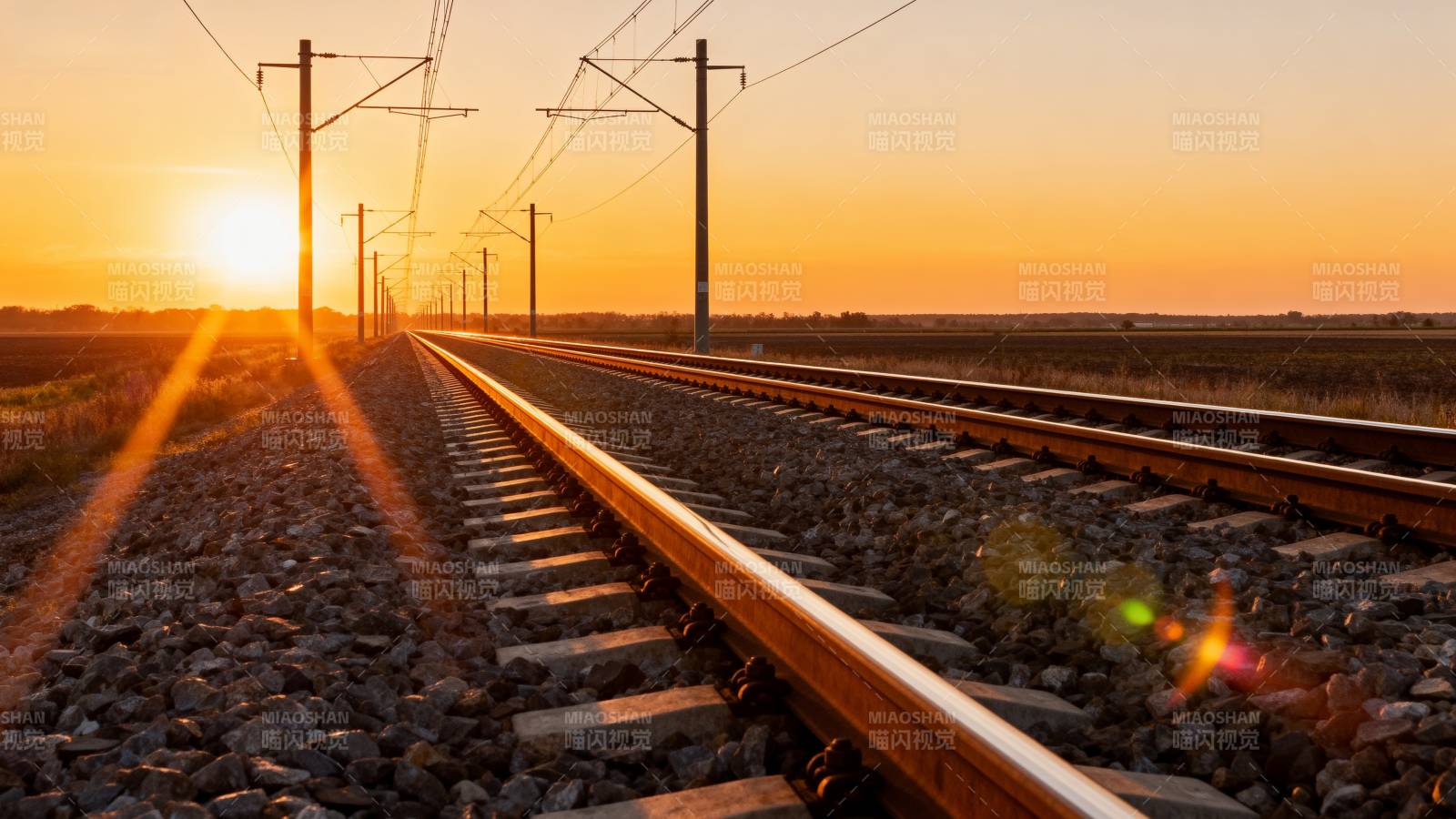 夕阳下的铁轨图片
