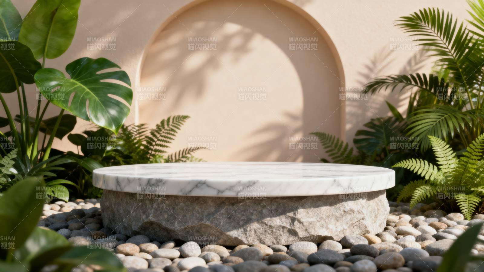 庭院石台绿植环绕图片