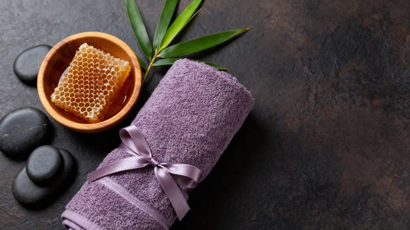 紫色毛巾与蜂巢图片