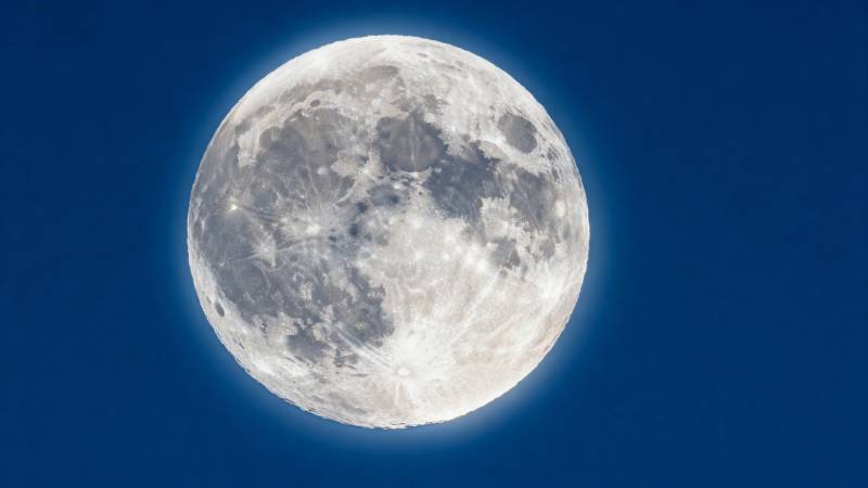 皎洁明月夜空悬图片