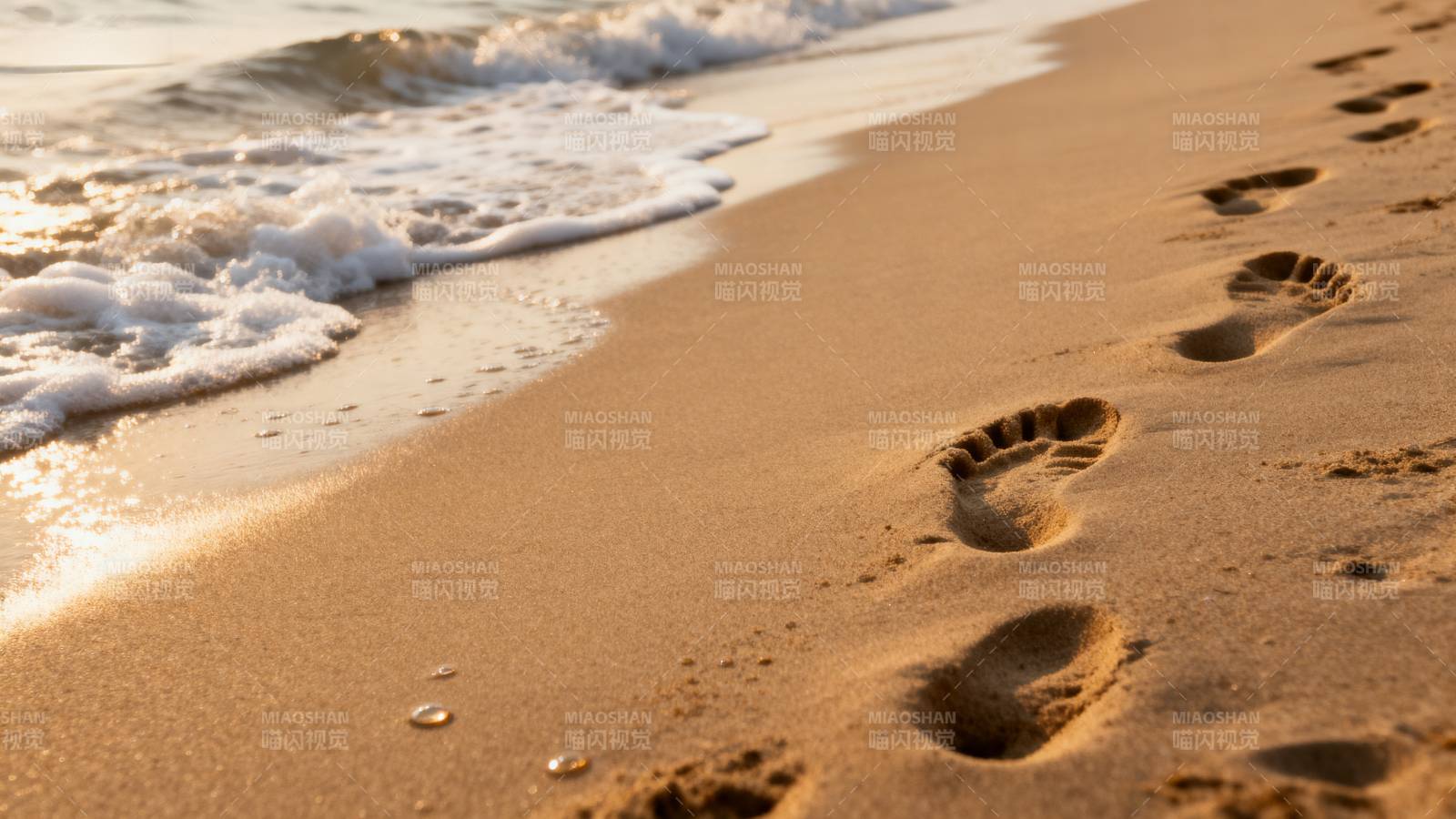 沙滩足迹与海浪图片