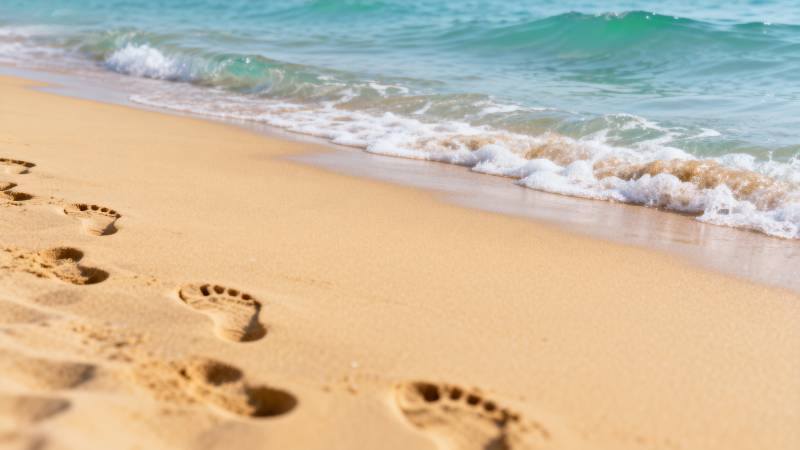 沙滩足迹与海浪图片