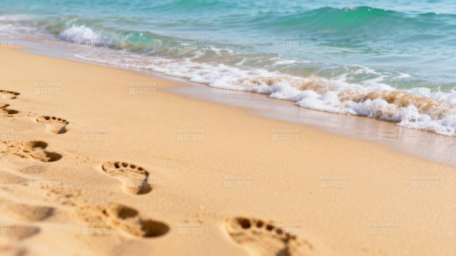 沙滩足迹与海浪图片