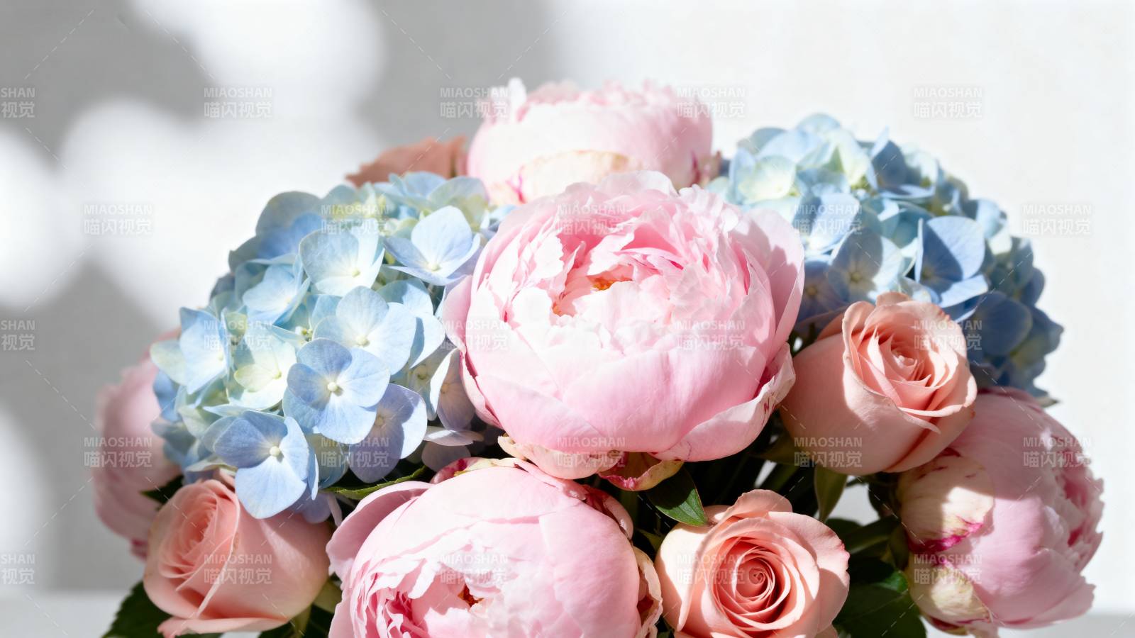 粉蓝花束静谧绽放图片
