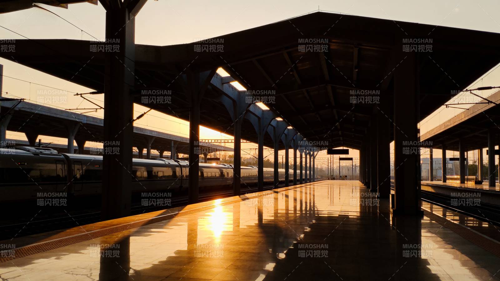 站台晨光图片