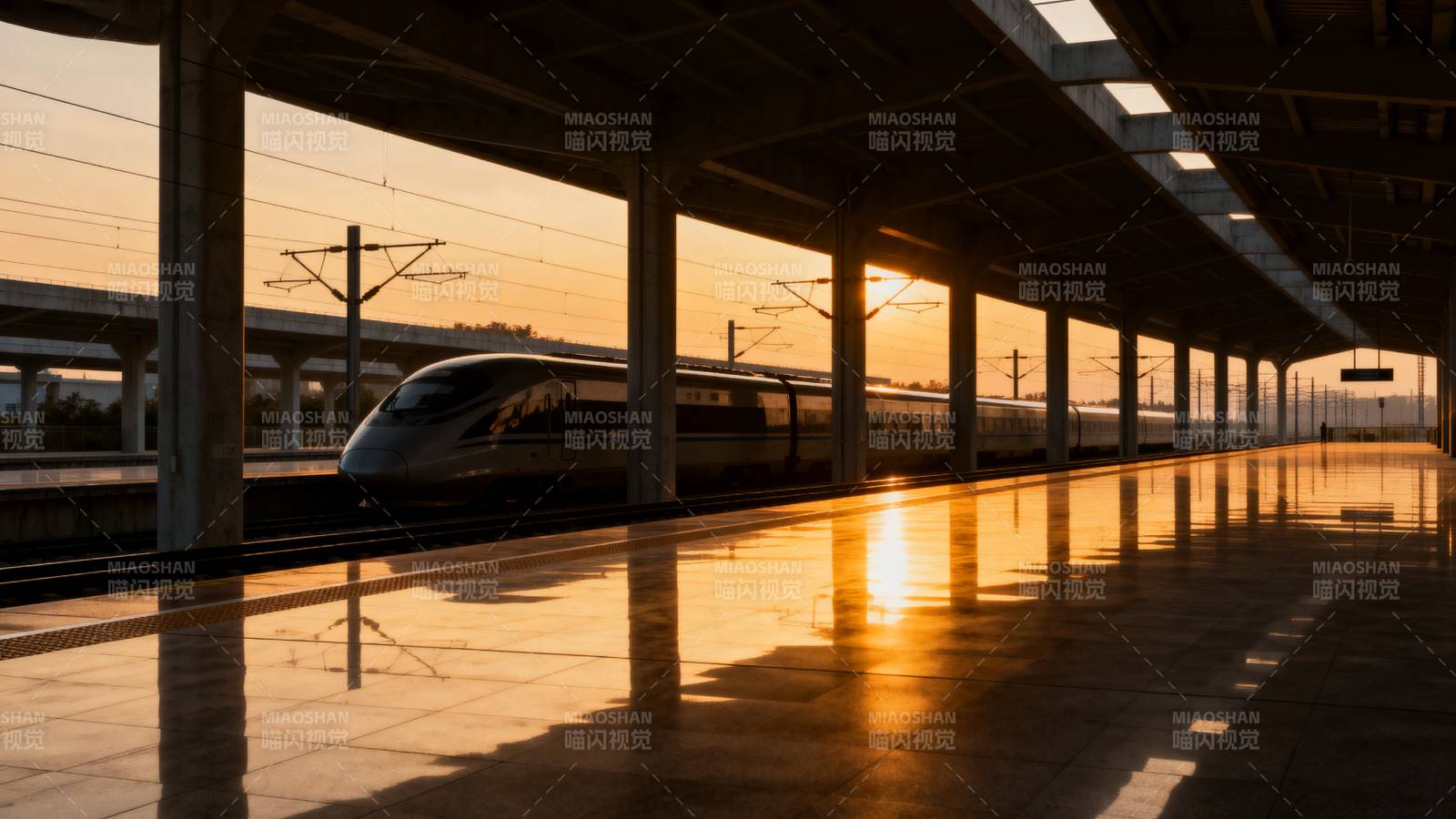 夕阳下的高铁站图片