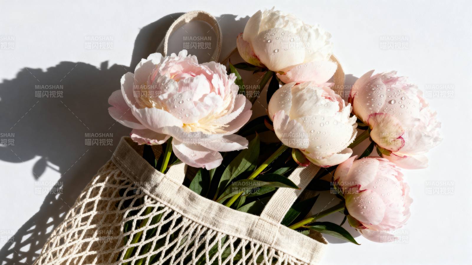 花篮中的粉白牡丹图片