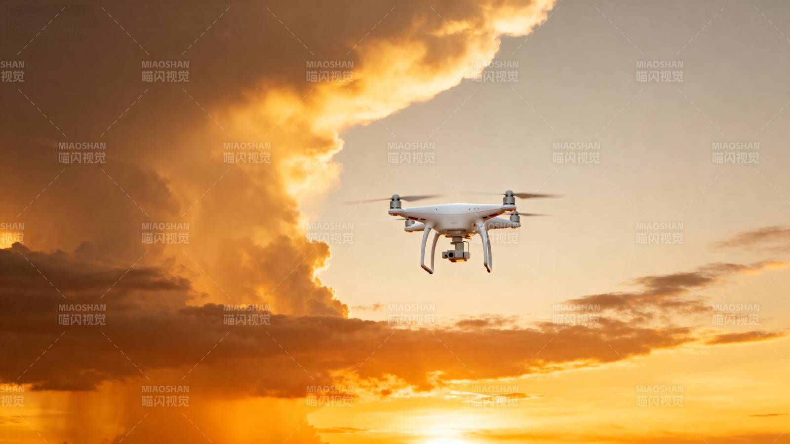 无人机翱翔夕阳中图片