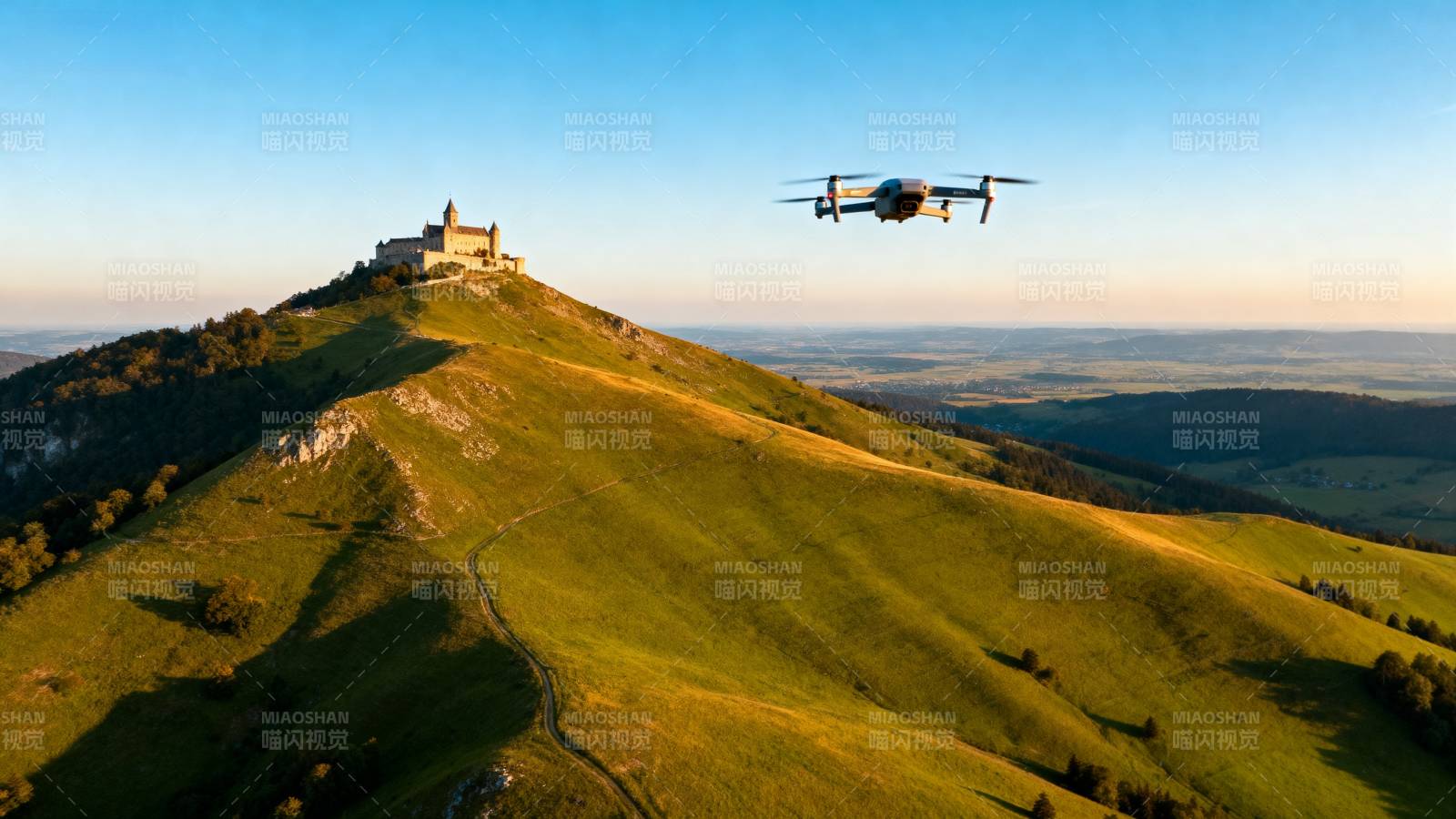 无人机飞越古堡山图片