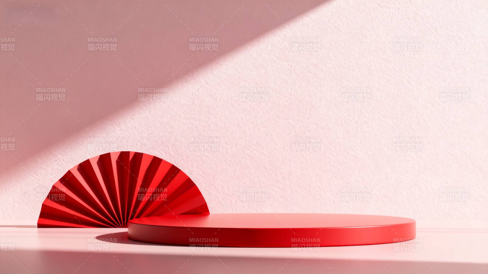 红扇静置光影间图片