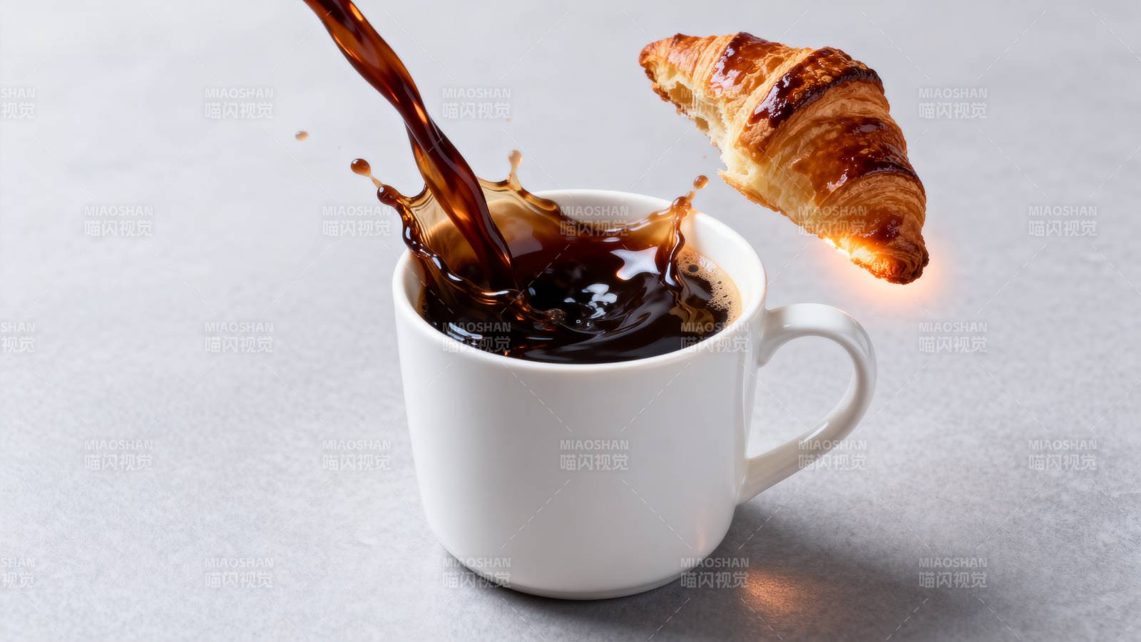 咖啡飞溅 面包悬空图片