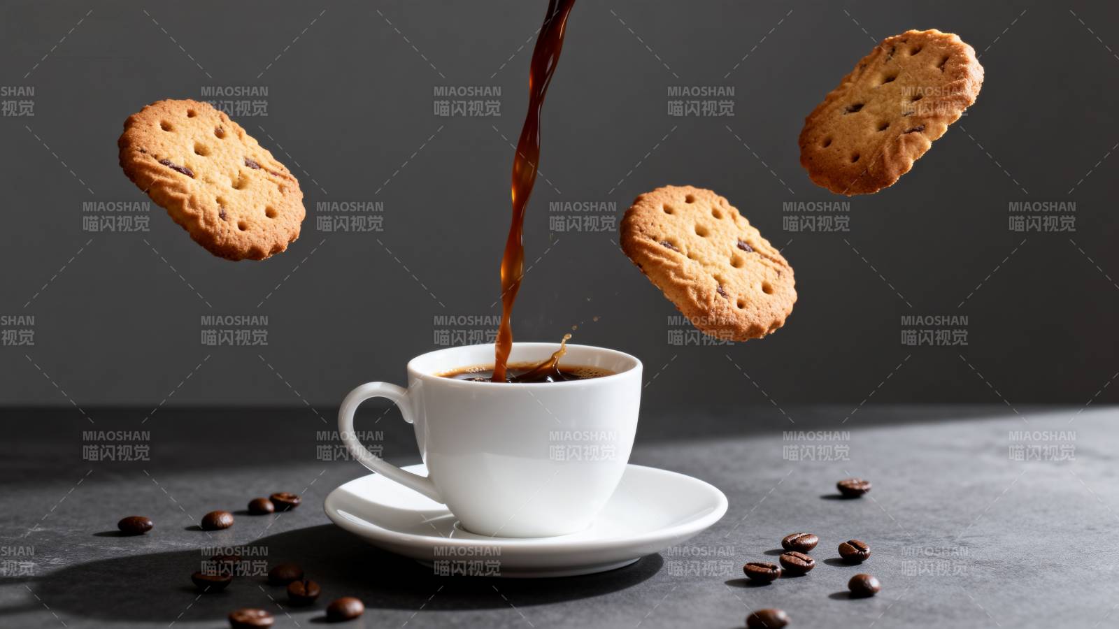 咖啡与饼干的邂逅图片